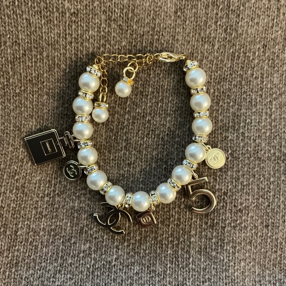 Chanel Logo & Pearl Bracelet - Gold Plated NEW - Picture 1 of 4